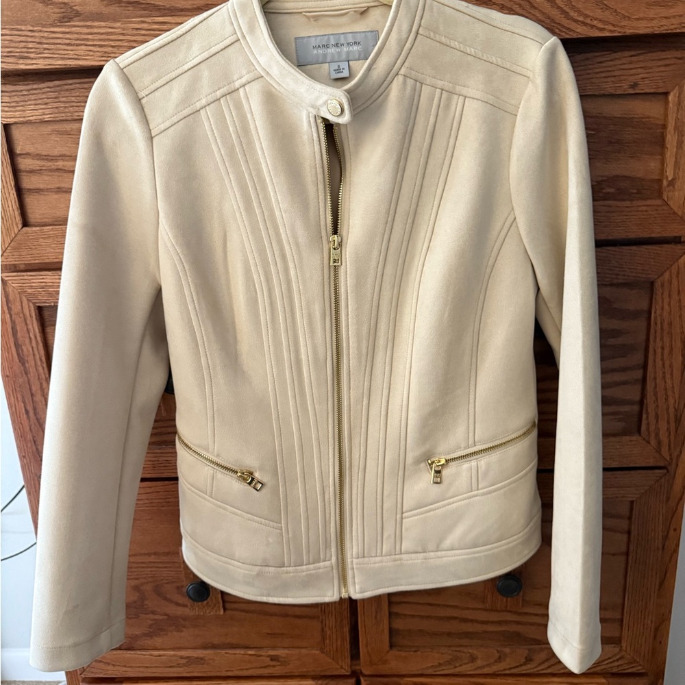 Cream Leather Jacket with Tailored Fit and Zipper Closure
